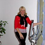 Pic of This mature slut loves to work the hometrainer