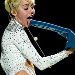 Pic of Miley Cyrus exposed her round ass on the stage