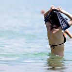 Pic of Anne Hathaway in black bikini on the beach candids