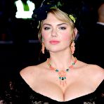 Pic of Busty Kate Upton shows sexy cleavage