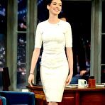 Pic of Anne Hathaway shows her legs at Late Night