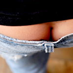 Pic of Jeska Vardinski in ripped jeans
