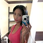 Pic of Asian girl does some nude mirror selfies to entice her boy friend.