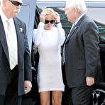 Pic of Lindsay Lohan in short tight dress shows her legs in the court