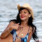 Pic of Rihanna sexy in bikini in the ocean of Hawaii