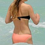 Pic of Molly Sims shows her her hot ass in bikini at Miami beach