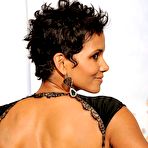 Pic of Halle Berry shows deep cleavage at redcarpet of 67th Annual Golden Globe Awatds