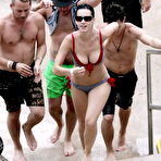 Pic of Busty Katy Perry shows deep cleavage on the beach
