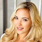 Pic of Sophia Knight Shows Beautiful Body