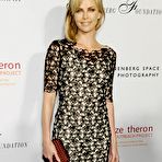 Pic of Charlize Theron posing for paparqazzi shows legs