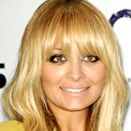 Pic of Nicole Richie posing for paparazzi at awards ceremony