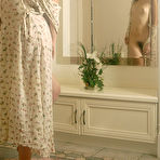Pic of Anna S - Anna slowly get naked and posing in front of mirror
