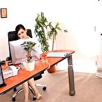 Pic of Maria Ozawa cutie in the office in fishnets :: OfficeSexJp.com