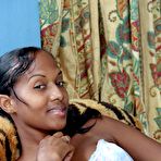 Pic of Молодая негритянка дрочит свою волосатую пизду чупа-чупсом