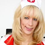 Pic of Блондинка в униформе медсестры растопырила вагину и воткнула туда самотык
