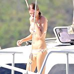 Pic of Taylor Swift in bikini on a yacht in Maui