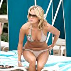 Pic of Carrie Underwood cameltoe on the beach paparazzi shots