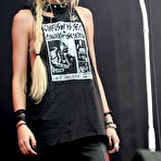 Pic of Taylor Momsen flashes ner tits on the stage