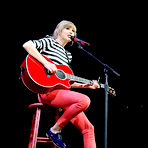 Pic of Taylor Swift shows her legs on the stage