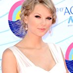 Pic of Taylor Swift posing at 2012 Teen Choice Awards