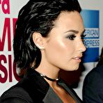 Pic of Demi Lovato braless under jacket