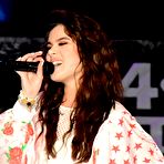 Pic of Hailee Steinfeld performing at the Chum FM Breakfast