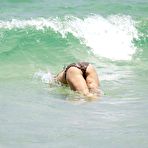 Pic of Carolina Dieckmann caught in bikini on the beach
