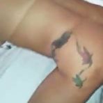 Pic of Pinto pequeno comendo loira tatuada na beira da cama - Cnn Amador
