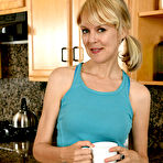 Pic of Jamie Foster Slim Mom in the Kitchen