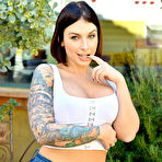 Pic of Tattoed MILF Ivy Looks Gorgeous In Jeans :: Best Bosoms