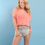 Pic of Lycia Sharyl in pink top, denm shorts and blue bra