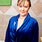 Pic of Mature lady playing in bath - Free Mature.nl content
