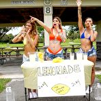 Pic of BFFs Selling Lemonade and Pussy – RUMMP 🍑
