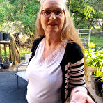 Pic of Maggie Mae is an American granny that loves to please her shaved pussy - Mature.nl