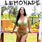 Pic of Kaitlynn Anderson exposes her spectacular curves by the lemonade stand