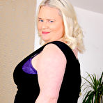 Pic of Blonde BBW cougar Kerry is a naughty British housewife that loves to masturbate her shaved pussy - Mature.nl