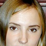 Pic of Стройная молодая сучка растопырила ягодицы, показывая свой маленький волосатый анус