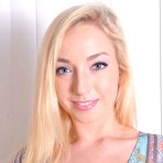 Pic of Zoe spreads her pink