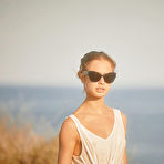 Pic of Amelie Lou strips nude in the blistering summer sun