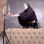 Pic of Bitch in hijab likes to show off | PornCZ.com